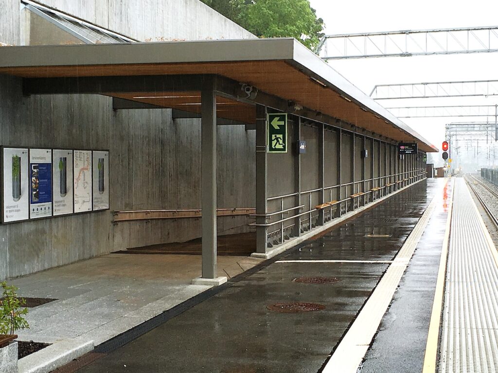 Traukinių stotis. Høvik stasjon. Gamyba ir montavimas (20)