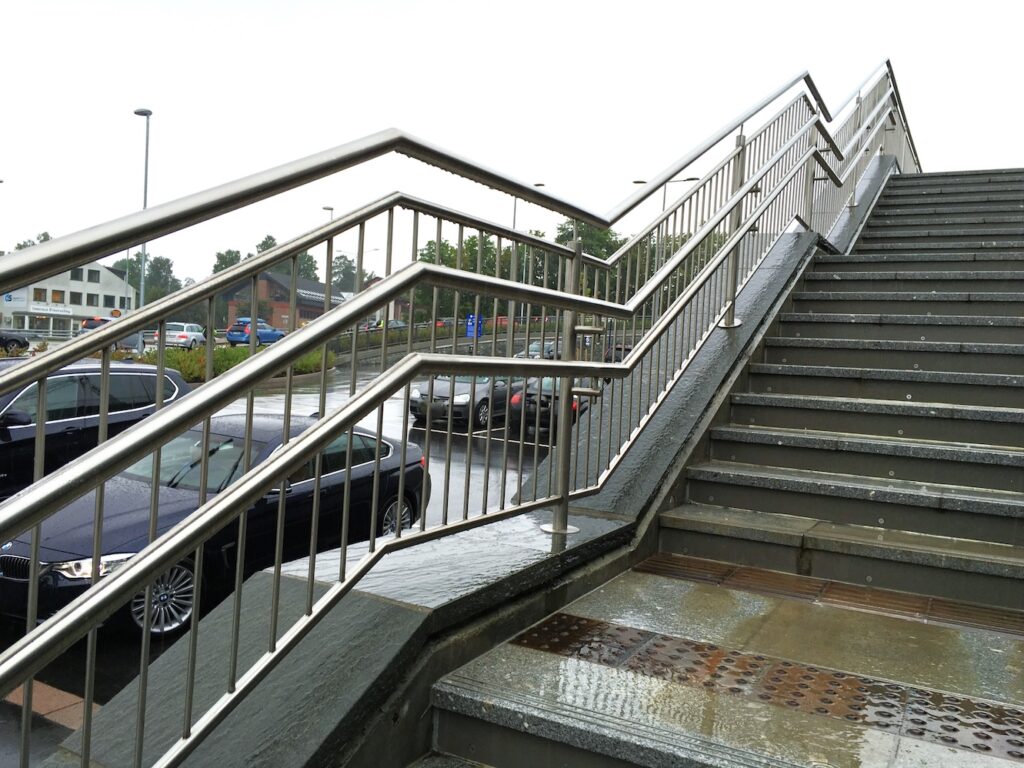 Traukinių stotis. Høvik stasjon. Gamyba ir montavimas (8)