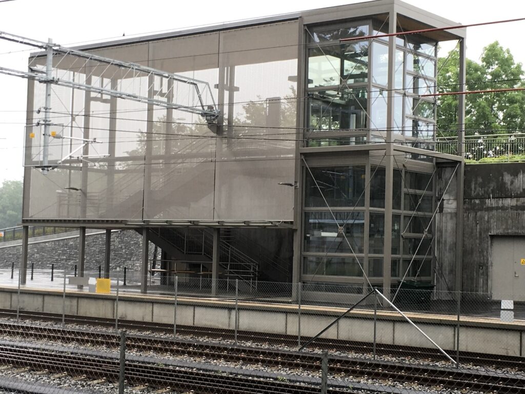 Traukinių stotis. Høvik stasjon. Gamyba ir montavimas (9)