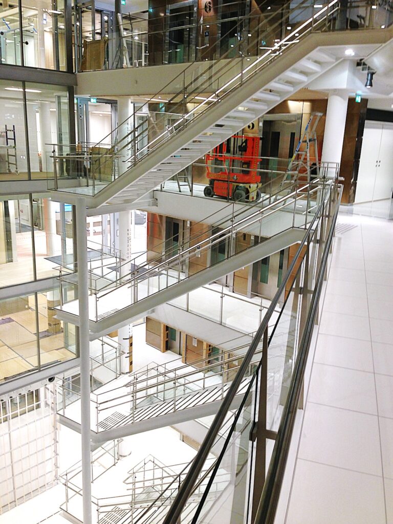 Verslo centras. Kaibygg 1, Aker Brygge, Oslas. Verslo centras. Laiptų, turėklų, praėjimų gamyba ir montavimas (1)