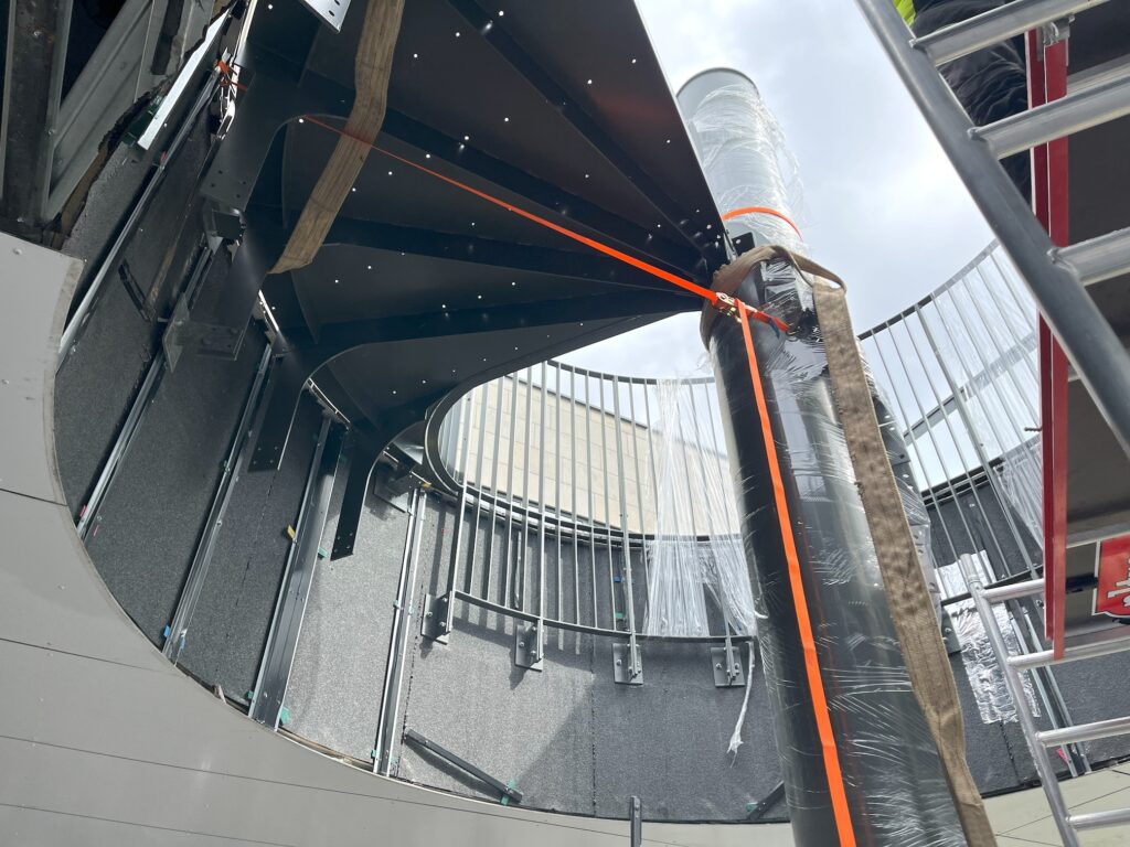 Viešbutis. Radisson Blu Hotel Lietuva, Vilnius. Lauko laiptų ir turėklų gamyba ir montavimas (3)