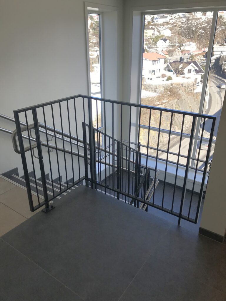 Daugiabučio laiptinė. Turėklų gamyba ir montavimas (3)