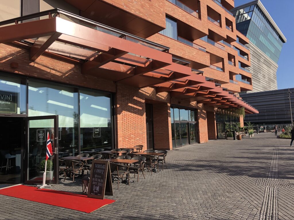 Munch Brygge (gyvenamųjų namų kompleksas Osle). Pirmo aukšto stogo konstrukcijos gamyba ir monta ( (3)